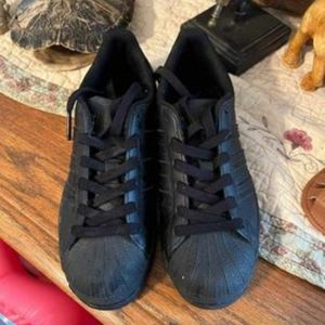 Boys Adidas Superstar,size youth 4, black.